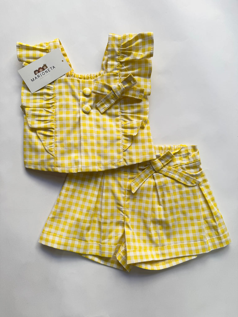 Conjunto dos piezas blusa y short color amarillo a cuadros .