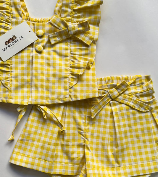 Conjunto dos piezas blusa y short color amarillo a cuadros .