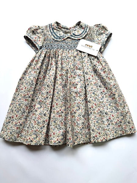 Vestido bordado hecho a mano estampado de florecitas azules para niña