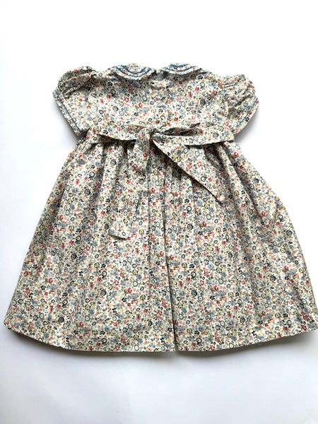 Vestido bordado hecho a mano estampado de florecitas azules para niña