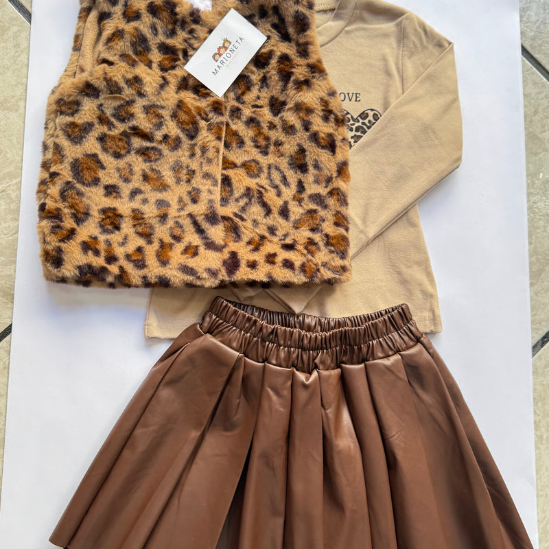 Conjunto tres piezas playera beige chaleco de peluche y falda cafe para niña |