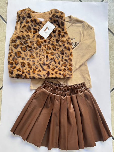 Conjunto tres piezas playera beige chaleco de peluche y falda cafe para niña |