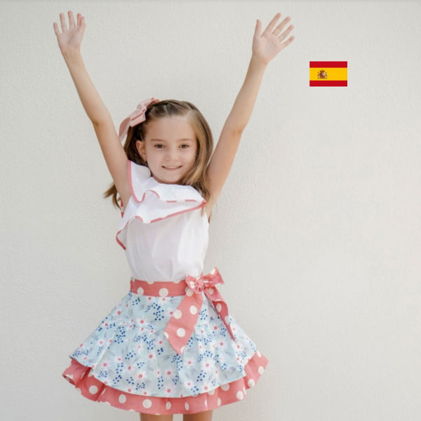 Conjunto de blusa blanca con detalles rojos y falda azul floreada con olan rojo para niña | Newness