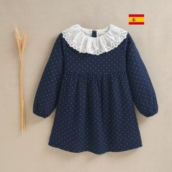 Vestido de niña azul marino con topos blancos y cuello Volante color crudo para niña. Dadati lo