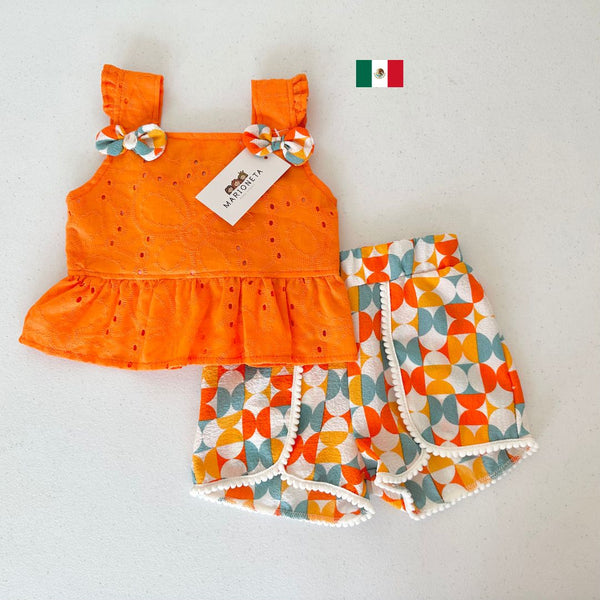 Conjunto dos piezas blusa de algodon  color naranja con detalles de moño al frente y short estampado para niña | Mexicana