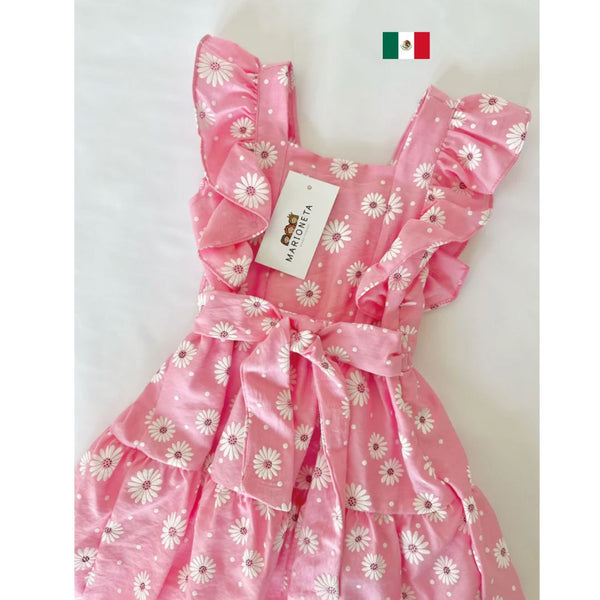 Vestido rosa con estampado de margaritas blancas con adorno de olanes y lazo atras para niña | mexicana