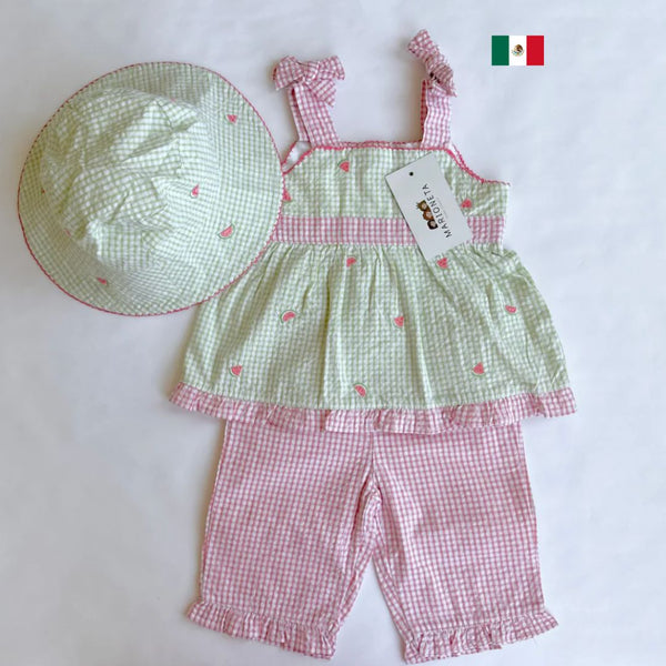 Conjunto de tres pieza blusa verde con estampado de sandias , capri rosita y gorra verde para niña |  b.t. kids