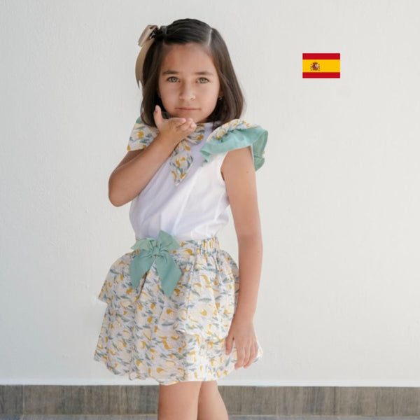 Conjunto de niña dos piezas, blusa blanca y falda estampada para niña | Newness