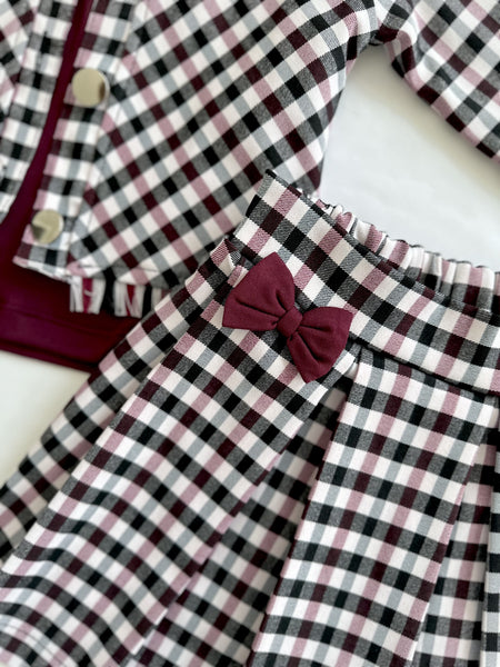 Conjunto tres piezas falda y chaqueta estampada de cuadros y playera color tinto para niña. Mexicana|