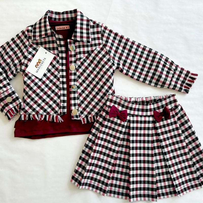 Conjunto tres piezas falda y chaqueta estampada de cuadros y playera color tinto para niña. Mexicana|