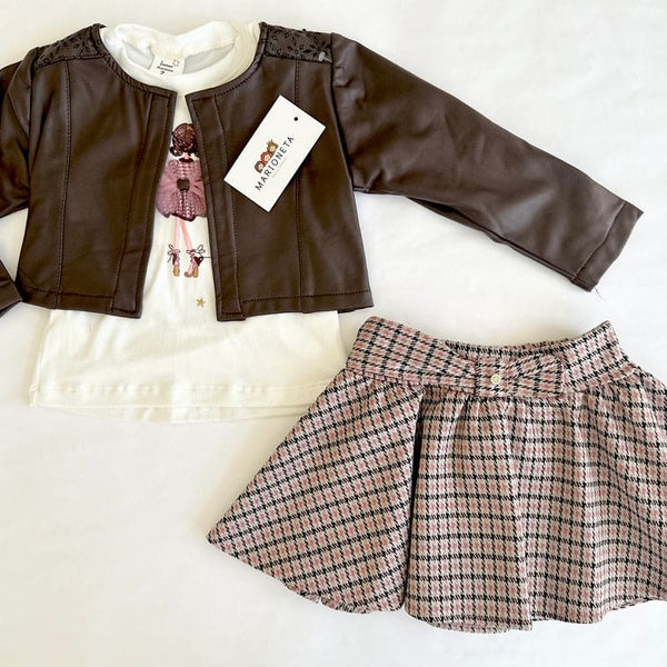 Conjunto tres piezas chamarra cafe falda a cuadros y playera ivory para niña | mexicana o