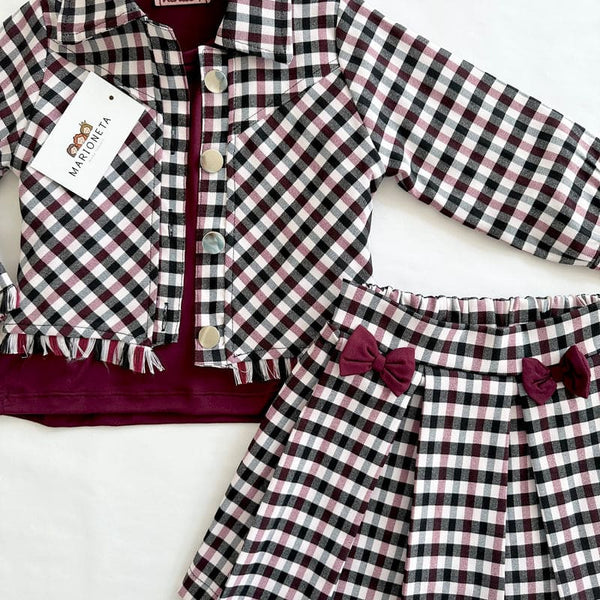 Conjunto tres piezas falda y chaqueta estampada de cuadros y playera color tinto para niña. Mexicana|