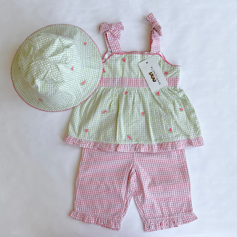 Conjunto de tres pieza blusa verde con estampado de sandias , capri rosita y gorra verde para niña |  b.t. kids