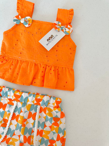 Conjunto dos piezas blusa de algodon  color naranja con detalles de moño al frente y short estampado para niña | Mexicana