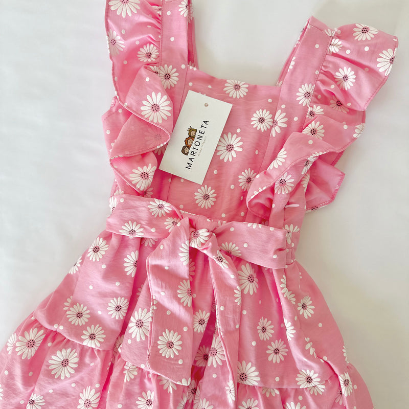 Vestido rosa con estampado de margaritas blancas con adorno de olanes y lazo atras para niña | mexicana