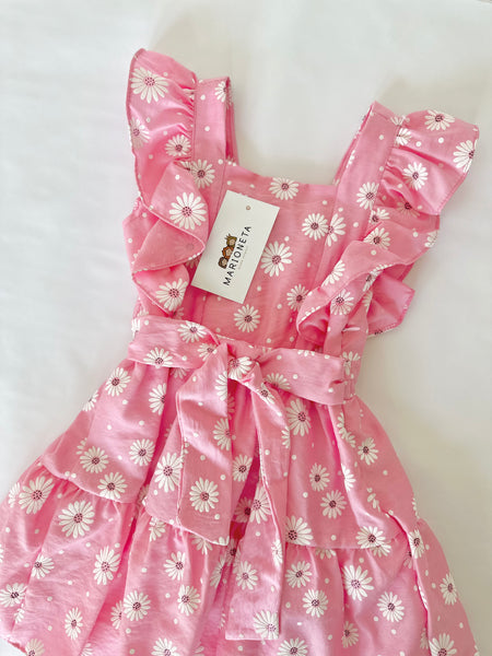 Vestido rosa con estampado de margaritas blancas con adorno de olanes y lazo atras para niña | mexicana