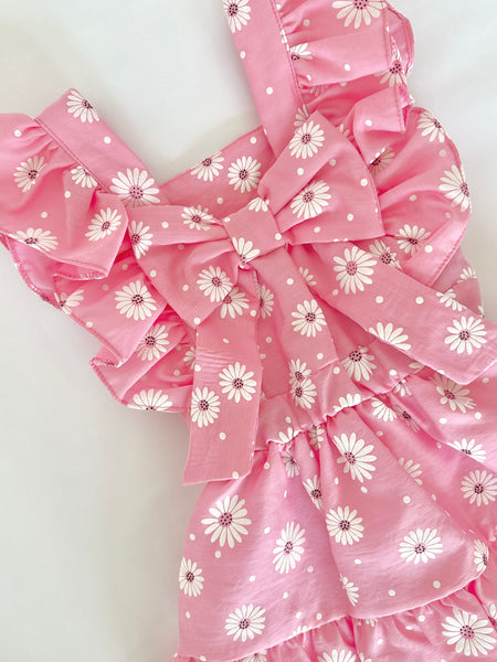 Vestido rosa con estampado de margaritas blancas con adorno de olanes y lazo atras para niña | mexicana