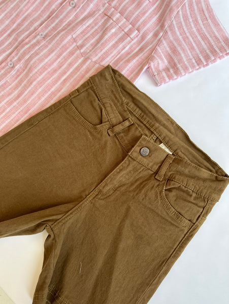 Conjunto de dos piezas short de gabardina caqui y camisa  salmon con rayas blancas   para niño | MEXICANO