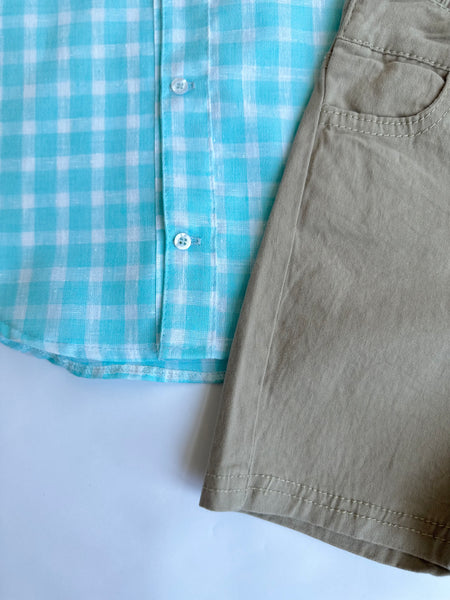 Conjunto de dos piezas short de gabardina beige  y camisa azul verde a  cuadros  para niño | MEXICANO