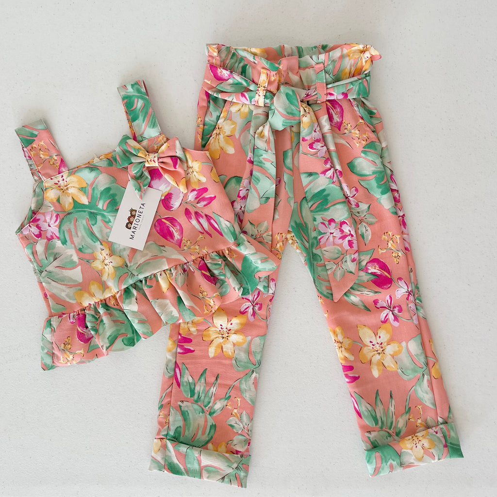 Conjunto dos piezas pantalon y blusa estampado con flores en tonos de verde y salmon para nina MEXICANA