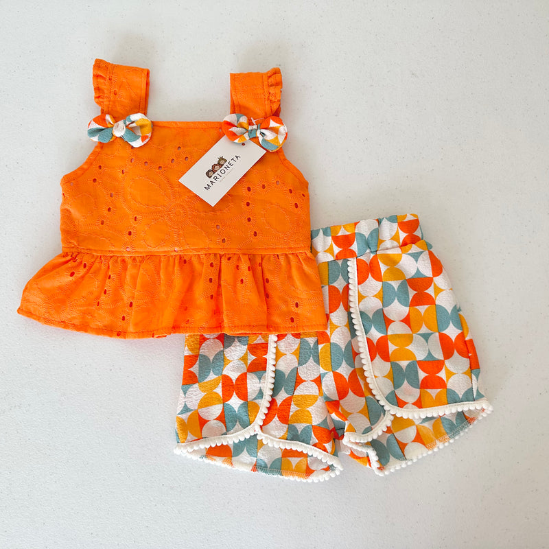 Conjunto dos piezas blusa de algodon  color naranja con detalles de moño al frente y short estampado para niña | Mexicana