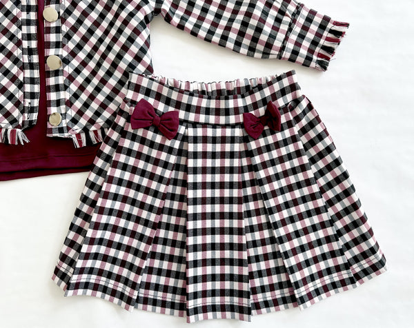 Conjunto tres piezas falda y chaqueta estampada de cuadros y playera color tinto para niña. Mexicana|