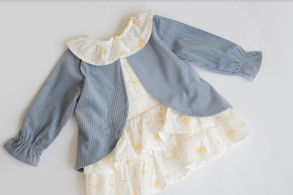 Vestido azul con adorno cuello volante blanco con amarillo para bebe niña | Dadati