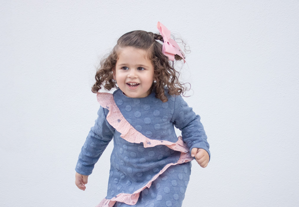 Vestido color azul con adornos de olan al frente color rosa para niña | Dadati