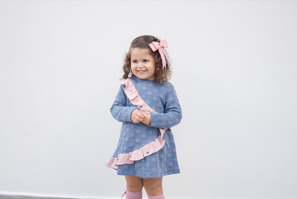 Vestido color azul con adornos de olan al frente color rosa para niña | Dadati