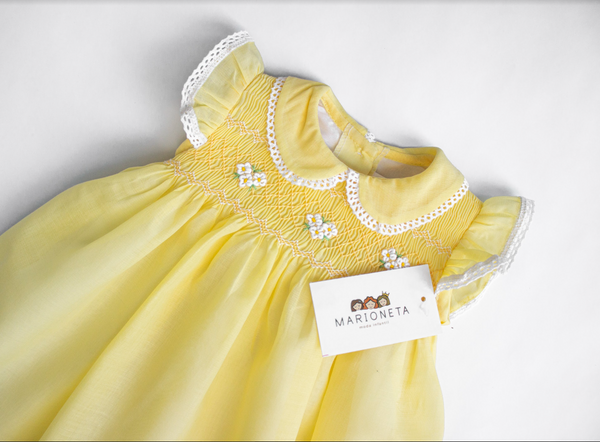 Vestido bordado color amarillo para niña| Carpi