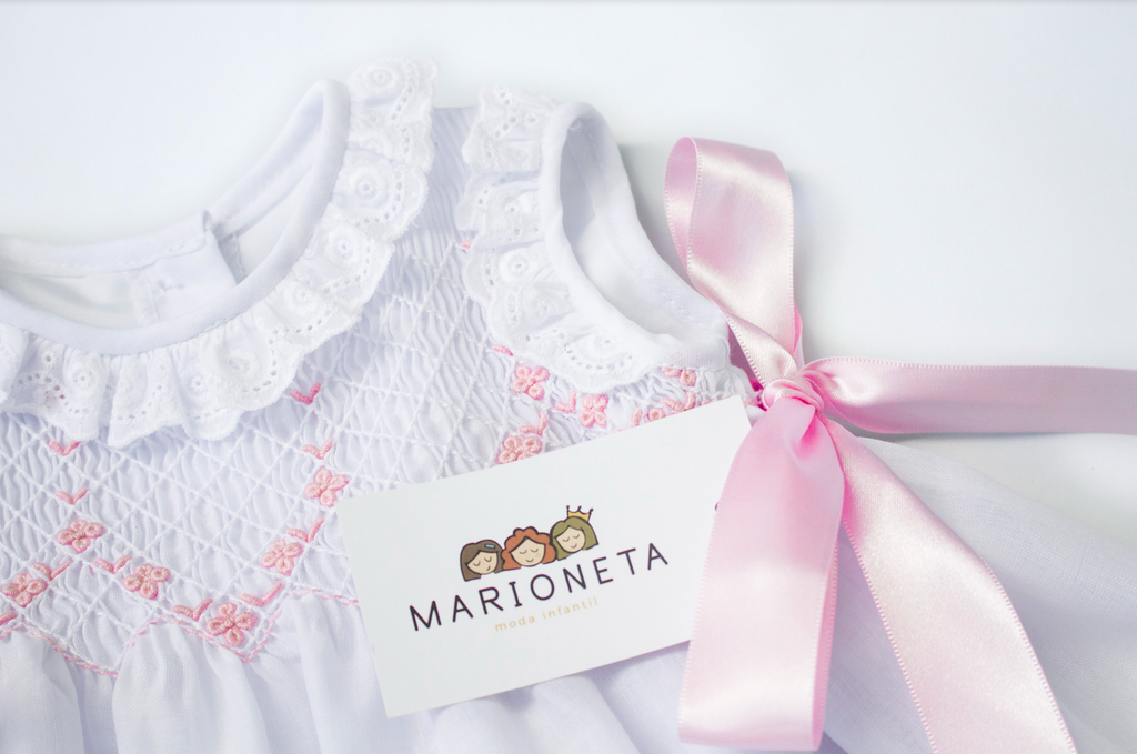 Vestido bordado color blanco y rosa para niña| Carpi