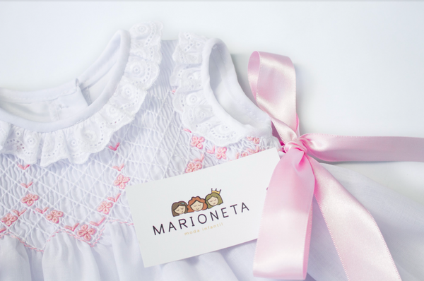 Vestido bordado color blanco y rosa para niña| Carpi