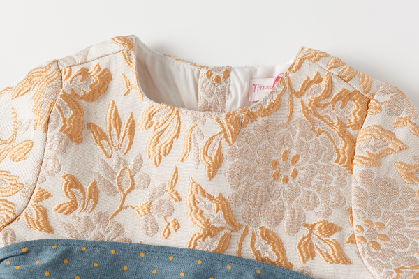 Vestido beige y dorado con olan y moño azul para bebe niña | Newness