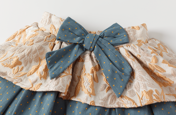 Conjunto dos piezas falda azul con faldon estampado oro y blusa blanca con detalles azules para niña | Newness