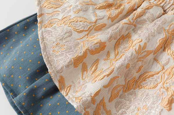 Conjunto dos piezas falda azul con faldon estampado oro y blusa blanca con detalles azules para niña | Newness