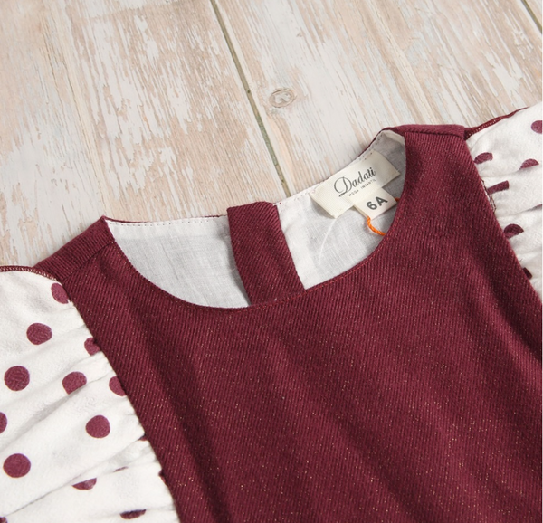 Vestido color tinto con detalles de olanes en blanco con puntos tintos para niña | Dadati