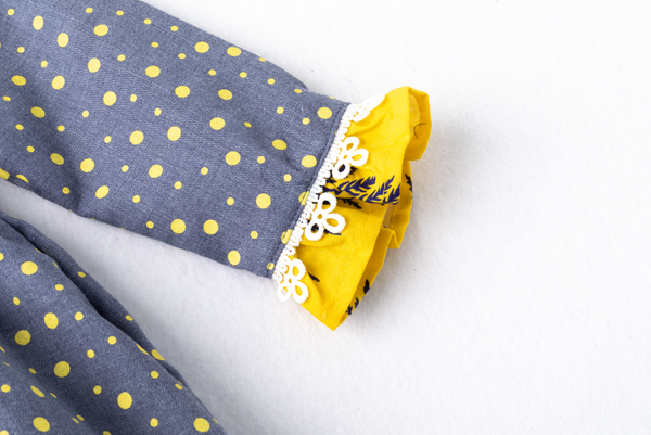 Vestido gris de puntos, combinado con amarillo manga larga para bebe niña |Newness .