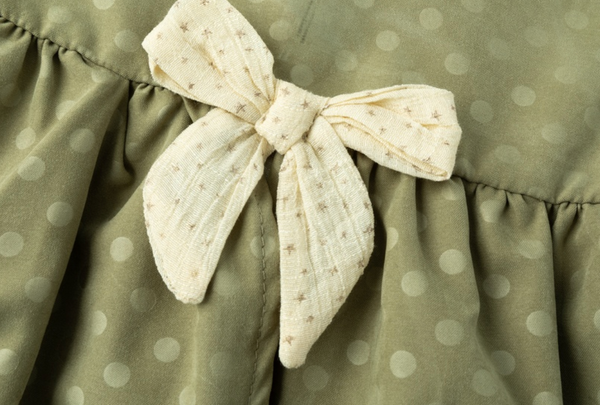 Vestido verde con lunares  manga larga  combinadocon con lazo al frente color perla para bebe niña | Newness