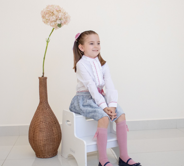 Conjunto dos piezas falda gris con moño terciopelo rosa y blusa blanca con detalles rosa para niña | Newness