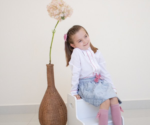 Conjunto dos piezas falda gris con moño terciopelo rosa y blusa blanca con detalles rosa para niña | Newness