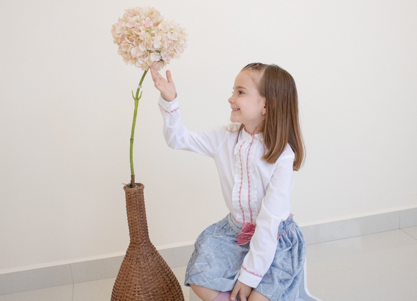 Conjunto dos piezas falda gris con moño terciopelo rosa y blusa blanca con detalles rosa para niña | Newness