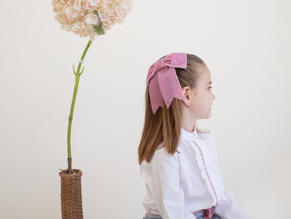 Conjunto dos piezas falda gris con moño terciopelo rosa y blusa blanca con detalles rosa para niña | Newness