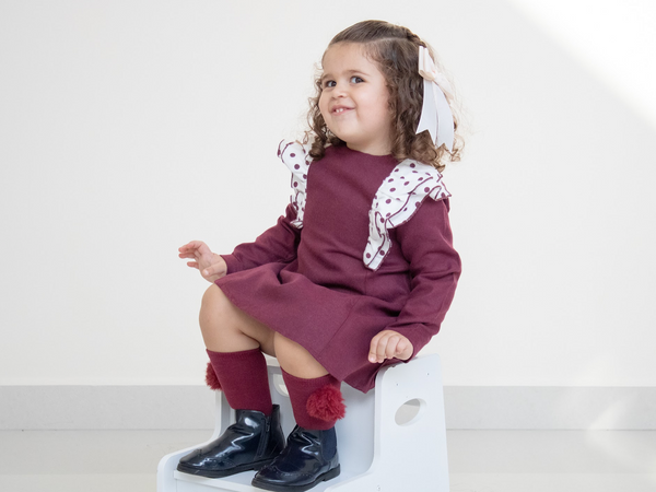Vestido color tinto con detalles de olanes en blanco con puntos tintos para niña | Dadati