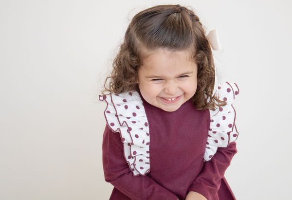 Vestido color tinto con detalles de olanes en blanco con puntos tintos para niña | Dadati