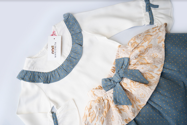 Conjunto dos piezas falda azul con faldon estampado oro y blusa blanca con detalles azules para niña | Newness