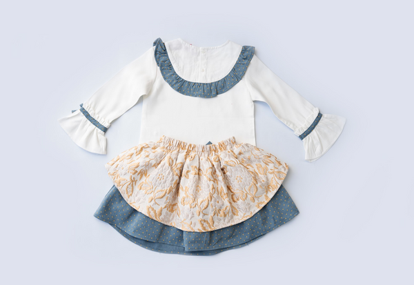 Conjunto dos piezas falda azul con faldon estampado oro y blusa blanca con detalles azules para niña | Newness