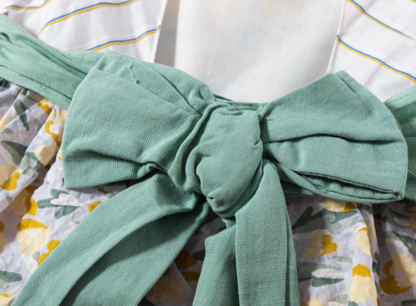 Vestido estampado con cinturón verde, doble olán para niña | Newness