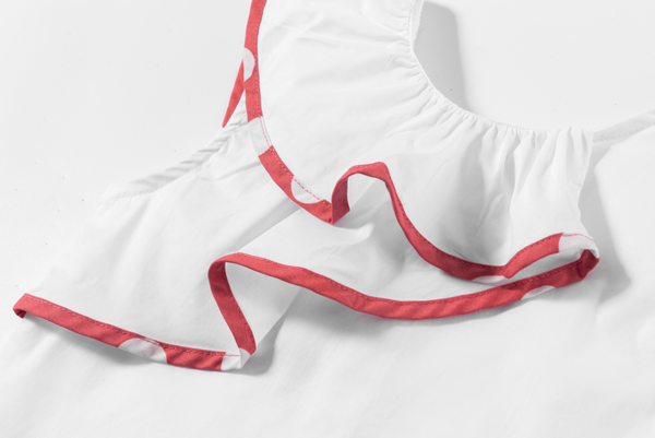 Conjunto de blusa blanca con detalles rojos y falda azul floreada con olan rojo para niña | Newness