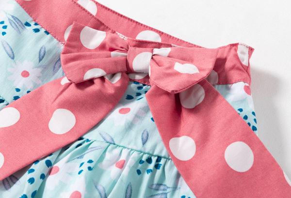 Conjunto de blusa blanca con detalles rojos y falda azul floreada con olan rojo para niña | Newness