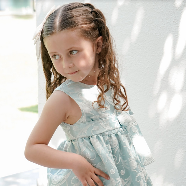 Vestido color verde con detalle moño al frente para niña | Newness